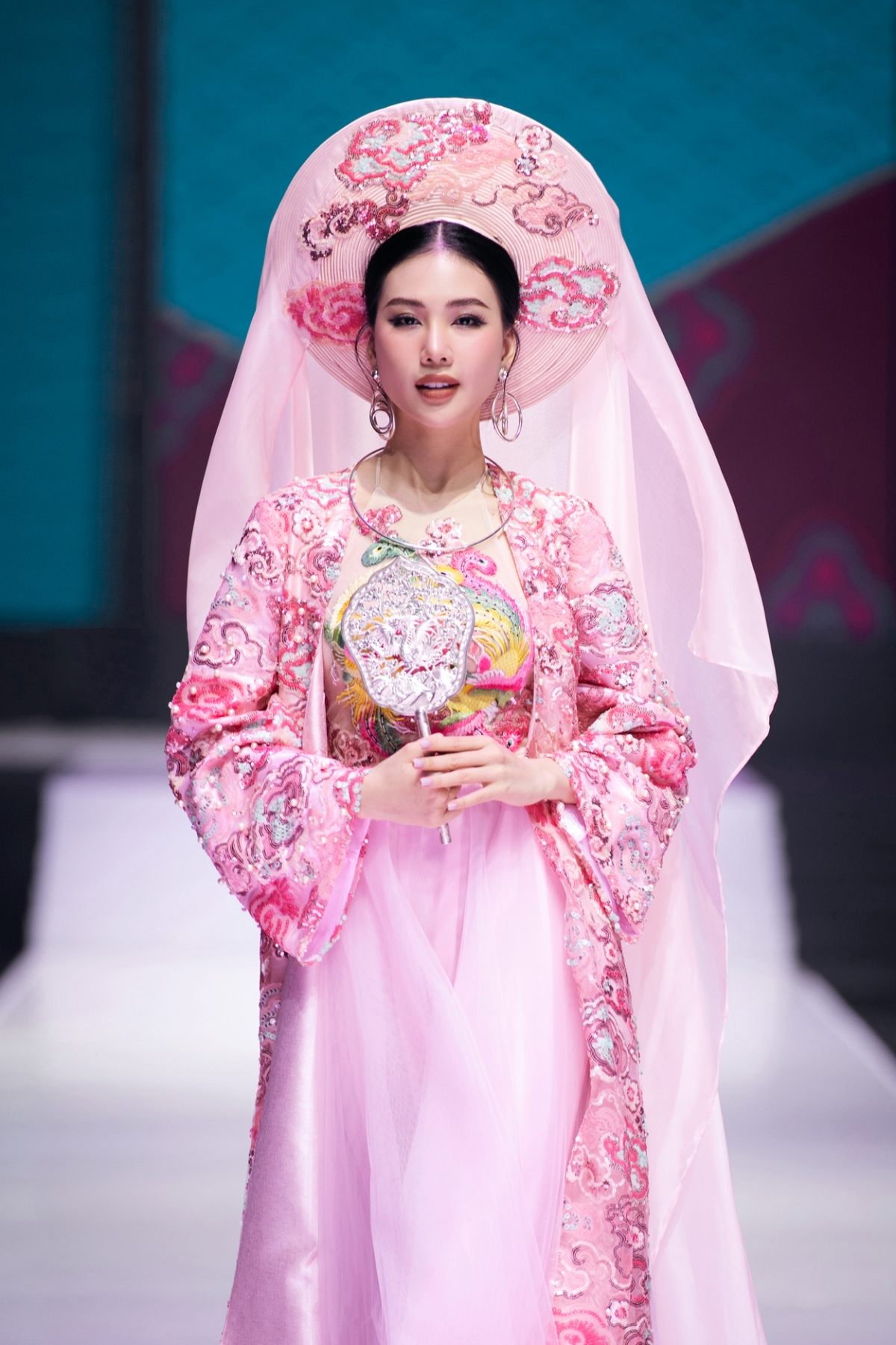 hoa hậu bùi quỳnh hoa làm vedette trong bộ sưu tập mới của ntk cao minh tiến hình ảnh 4 hoa hau bui quynh hoa lam vedette trong bo suu tap moi cua ntk cao minh tien hinh anh 4