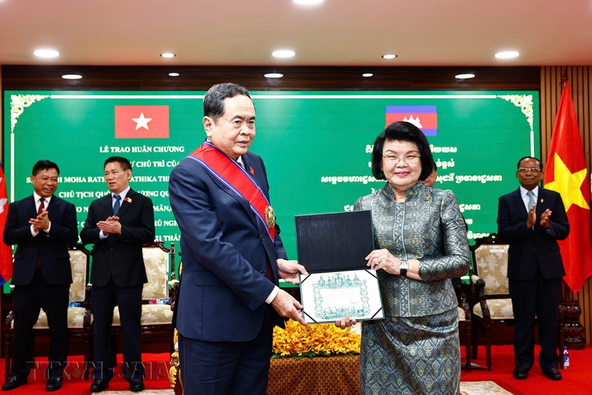 Chủ tịch Quốc hội Trần Thanh Mẫn nhận Huân chương Công trạng hạng Đại Thập tự
