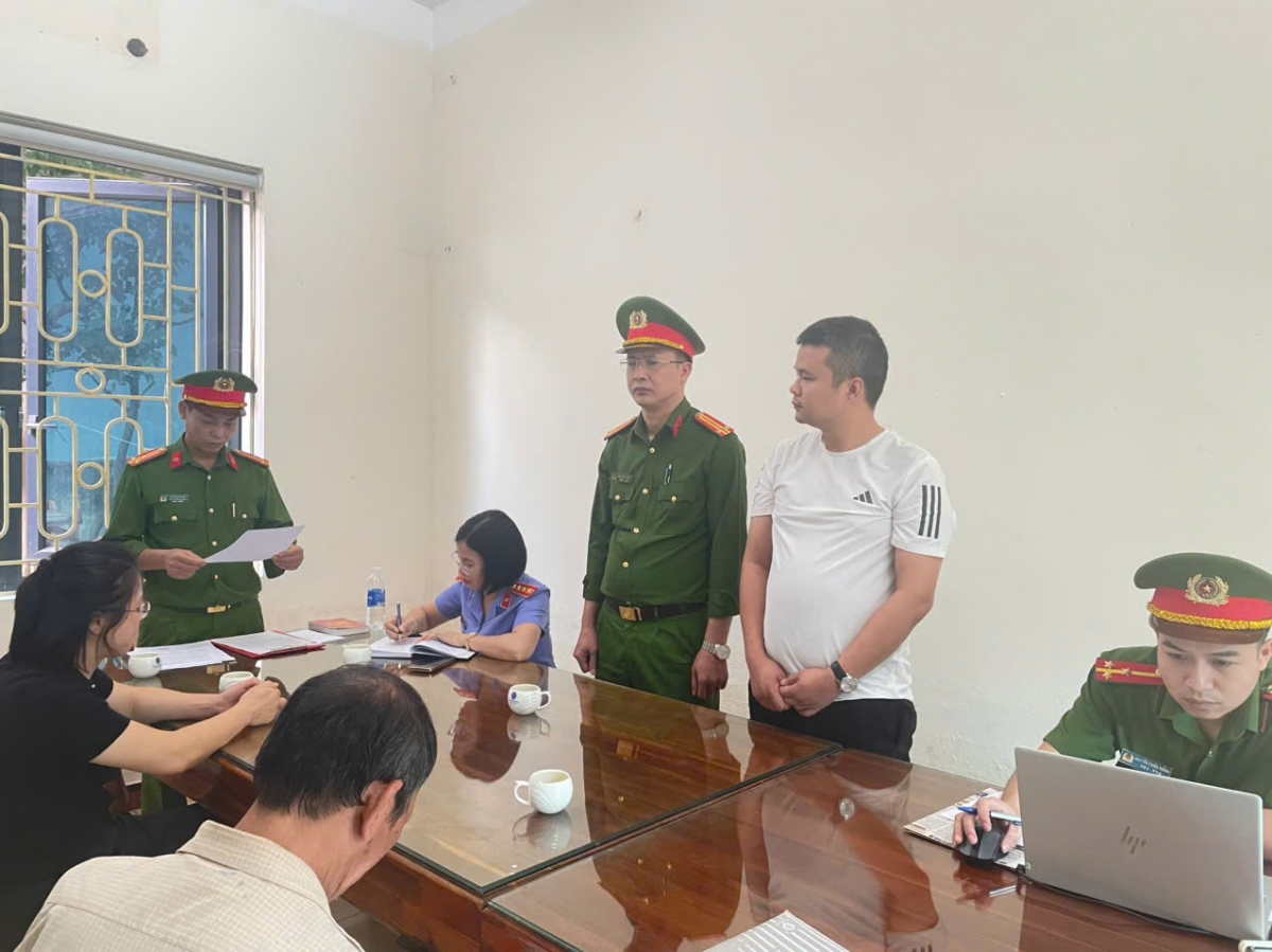 khoi to giam doc doanh nghiep ve hanh vi mua ban hoa don gia tri gia tang hinh anh 1