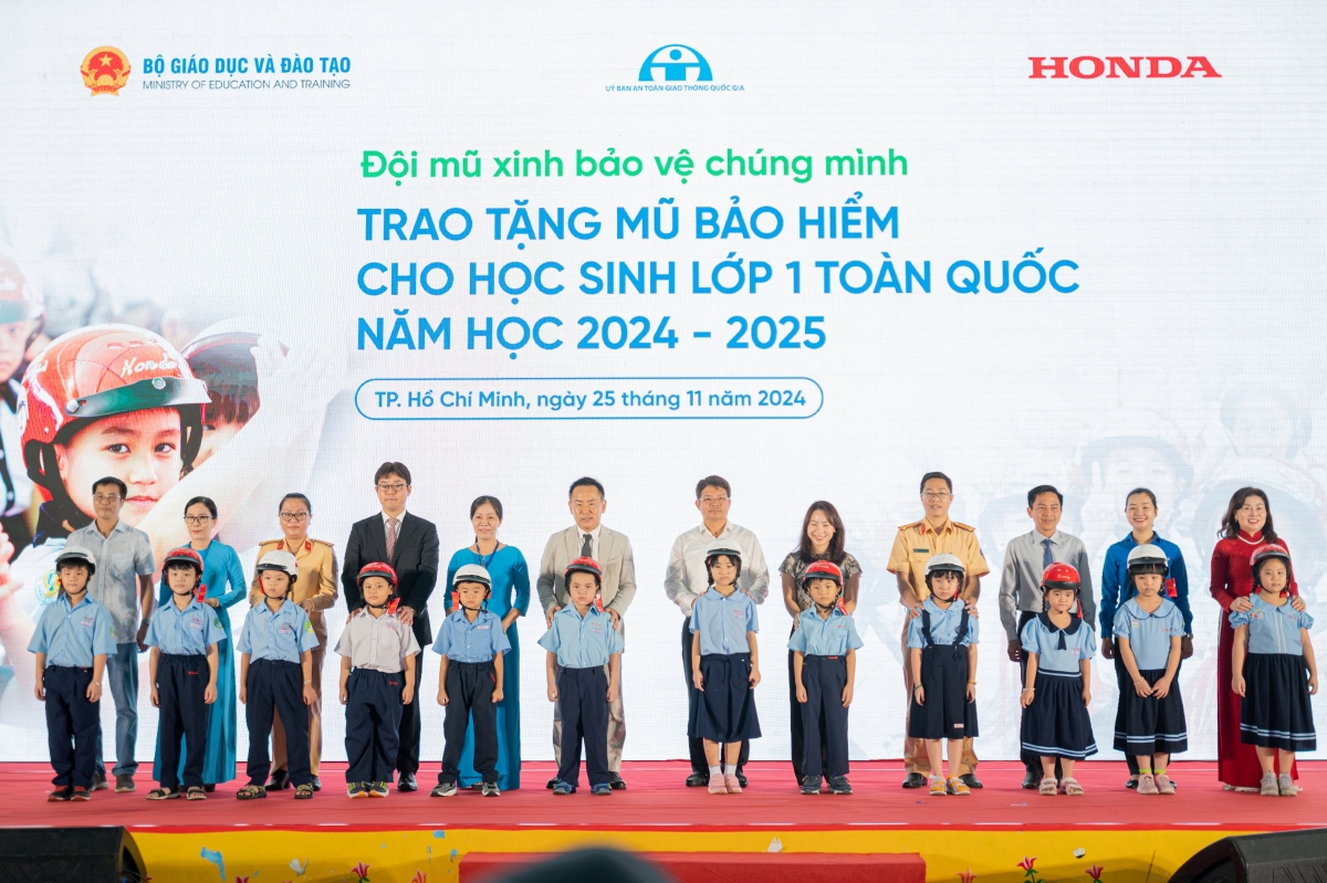 Honda Việt Nam phát động Trao tặng mũ bảo hiểm cho học sinh lớp 1