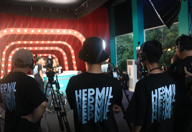 hepmil viet nam Don vi van hanh phong mega livestream tren pho di bo hinh anh 4