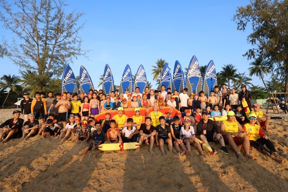 giai bim group ironman 70.3 phu quoc dao tao ky nang an toan nuoc cho hoc sinh hinh anh 5