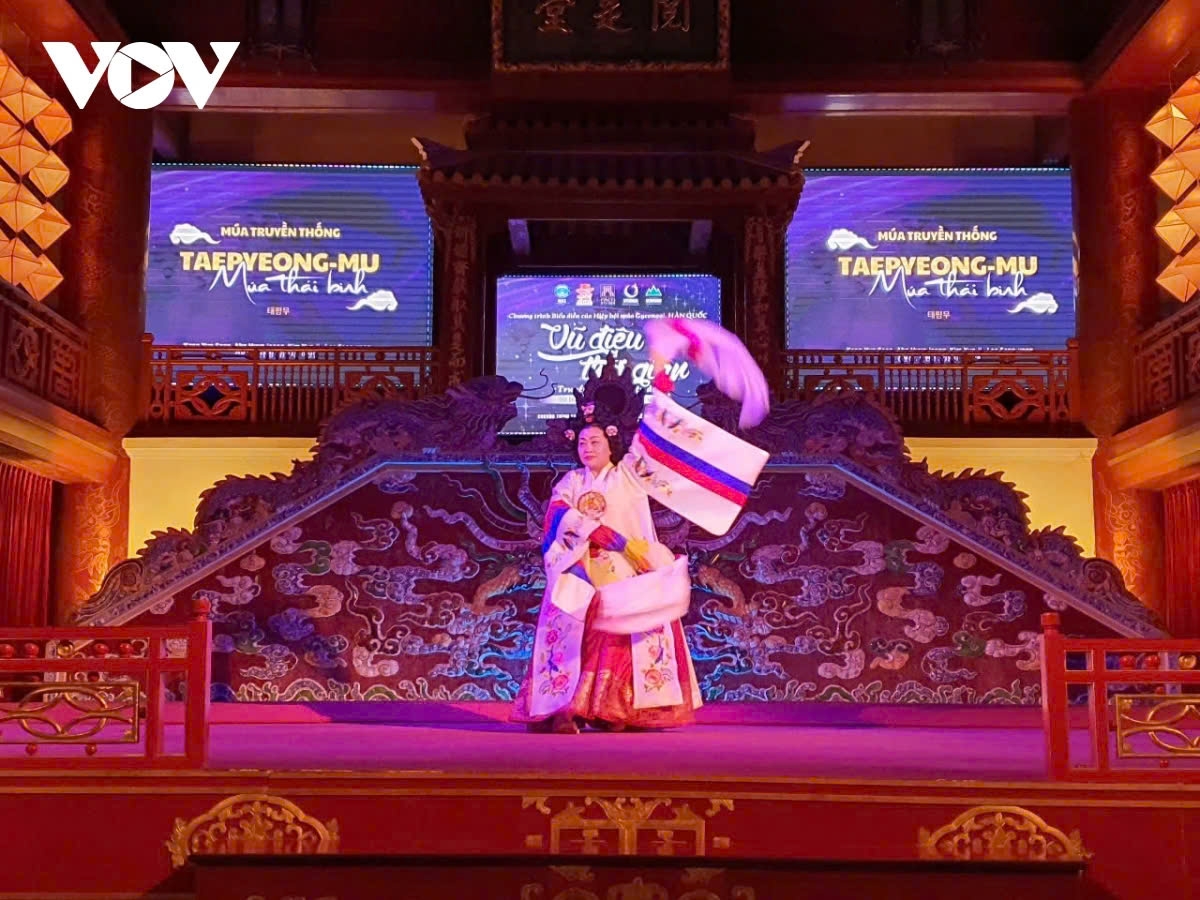 impressive korean performances during hue winter festival 2024 picture 6 impressive korean performances during hue winter festival 2024 picture 6