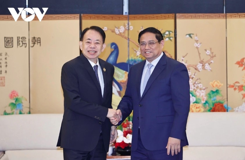 pm chinh meets with adb president and leaders of major chinese firms picture 1