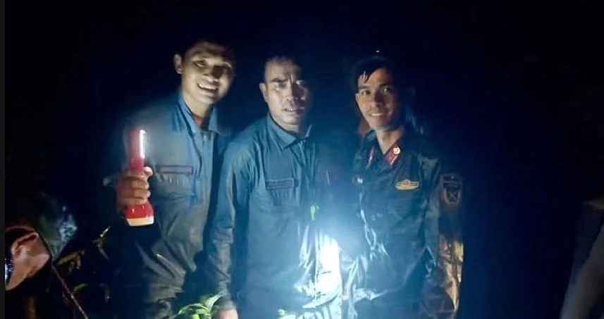 rescue workers find two pilots from plane crash in central vietnam picture 1 rescue workers find two pilots from plane crash in central vietnam picture 1