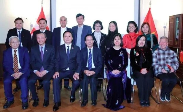 Deputy PM meets with Vietnamese community in Denmark