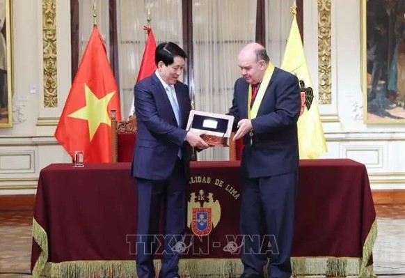 President Luong Cuong meets Lima mayor, receives token key