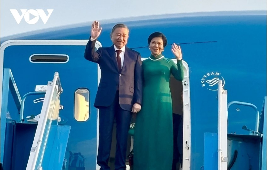 party leader and his spouse leave hanoi for malaysia visit picture 1