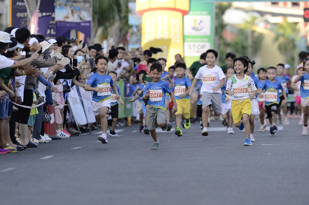 hang tram van dong vien nhi tham du giai chay bo - phan thiet marathon 2024 hinh anh 1