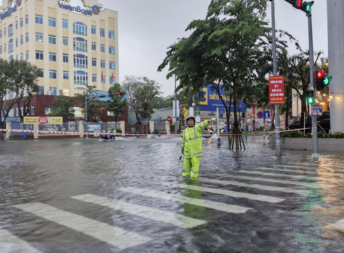 Đà nẵng mưa to, khu dân cư ngập nặng, ô tô mắc kẹt dưới bùn đất hình ảnh 2 Da nang mua to, khu dan cu ngap nang, o to mac ket duoi bun dat hinh anh 2