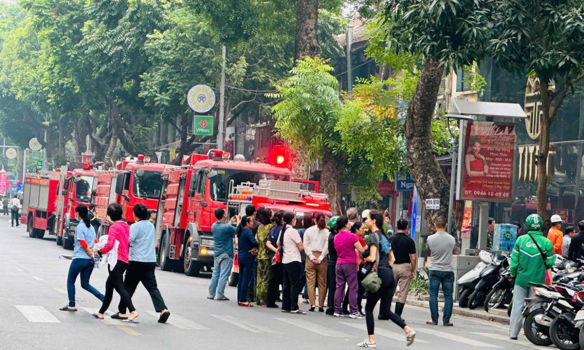 khoi den mu mit tai quan bar titan tren pho hai ba trung, ha noi hinh anh 2