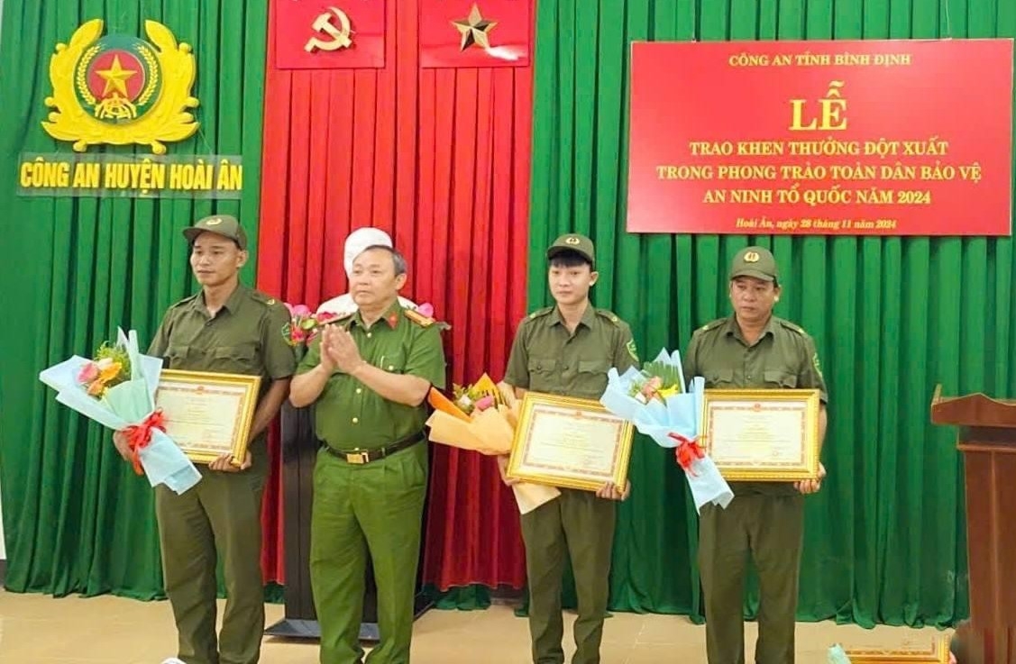 Trao Bằng khen của Bộ Công an tặng các cá nhân có thành tích xuất sắc ở Bình Định