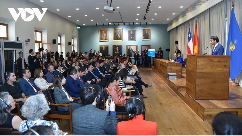 vietnamese state president delivers policy speech at university of chile picture 2