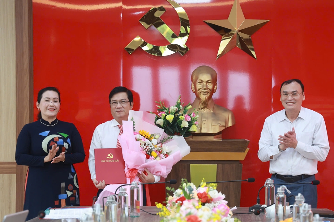 quảng ngãi chuẩn y kết quả bầu phó bí thư huyện ủy ba tơ hình ảnh 1 quang ngai chuan y ket qua bau pho bi thu huyen uy ba to hinh anh 1