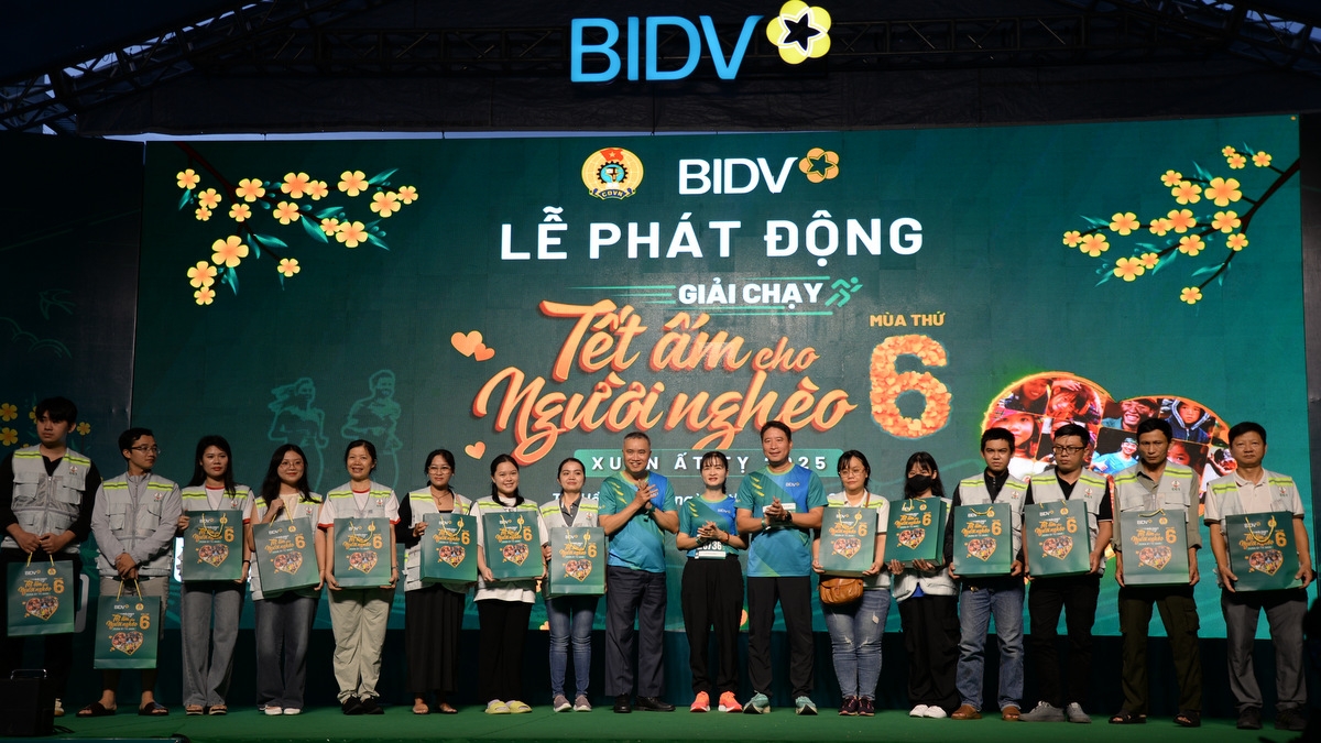 khởi động giải chạy mang tết ấm cho đồng bào nghèo hình ảnh 2 khoi dong giai chay mang tet am cho dong bao ngheo hinh anh 2