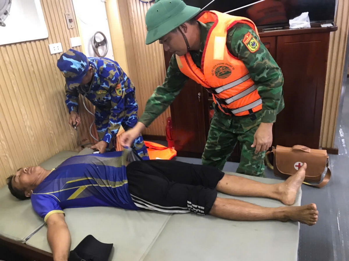 Đưa 5 thuyền viên tàu cá bị chìm trên biển quảng trị vào bờ an toàn hình ảnh 2 Dua 5 thuyen vien tau ca bi chim tren bien quang tri vao bo an toan hinh anh 2