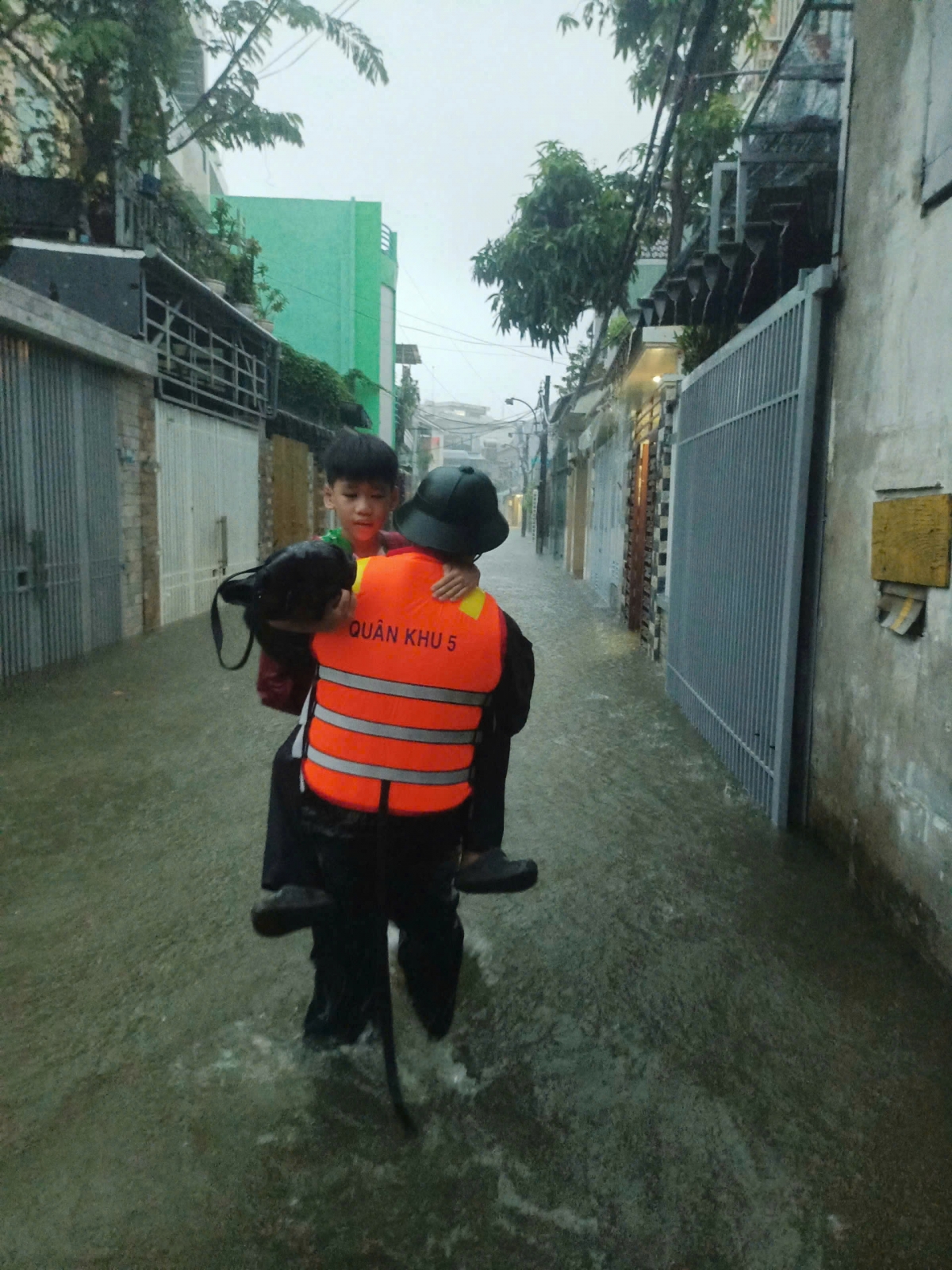 lực lượng vũ trang quân khu 5 hỗ trợ dân Đà nẵng chống ngập hình ảnh 5 luc luong vu trang quan khu 5 ho tro dan Da nang chong ngap hinh anh 5