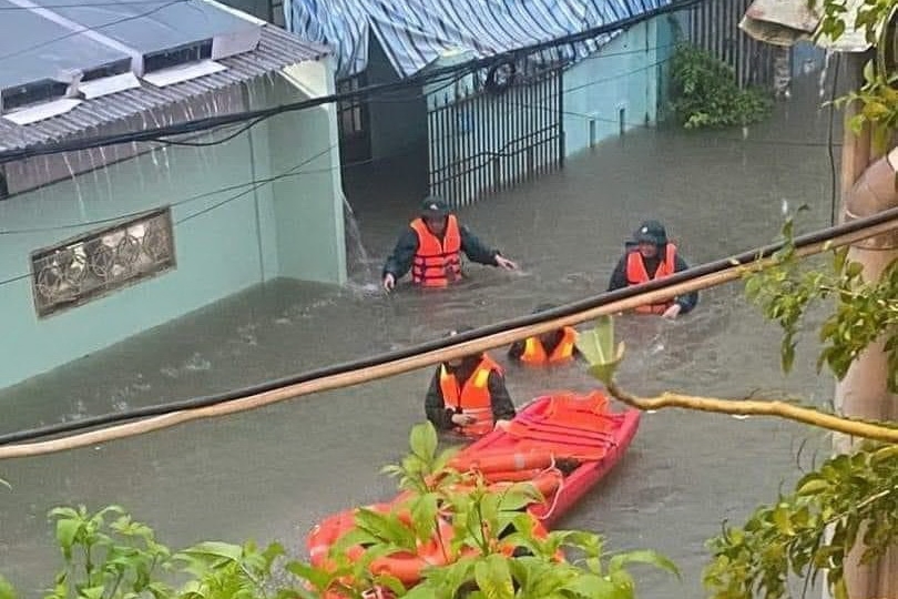 Đà nẵng mưa to, khu dân cư ngập nặng, ô tô mắc kẹt dưới bùn đất hình ảnh 13 Da nang mua to, khu dan cu ngap nang, o to mac ket duoi bun dat hinh anh 13