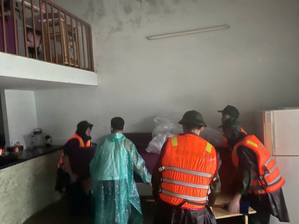 Đà nẵng mưa to, nhiều nơi ngập sâu, học sinh nghỉ học hình ảnh 4 Da nang mua to, nhieu noi ngap sau, hoc sinh nghi hoc hinh anh 4