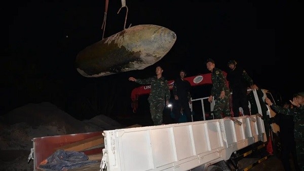 large post-war bomb found near long bien bridge picture 1