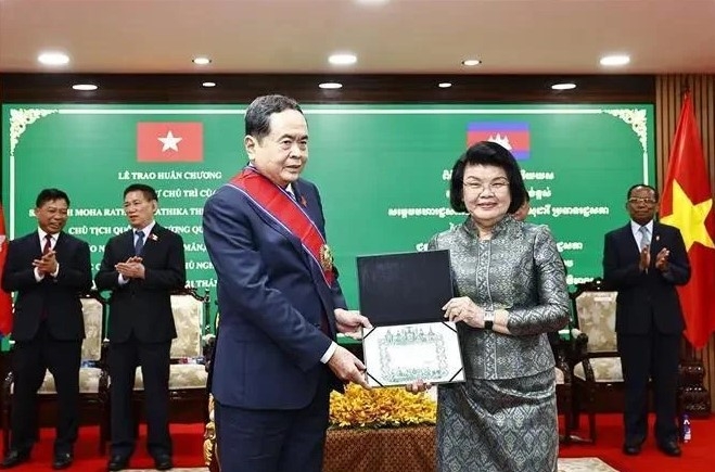 vietnamese na chairman receives cambodia s highest order picture 1