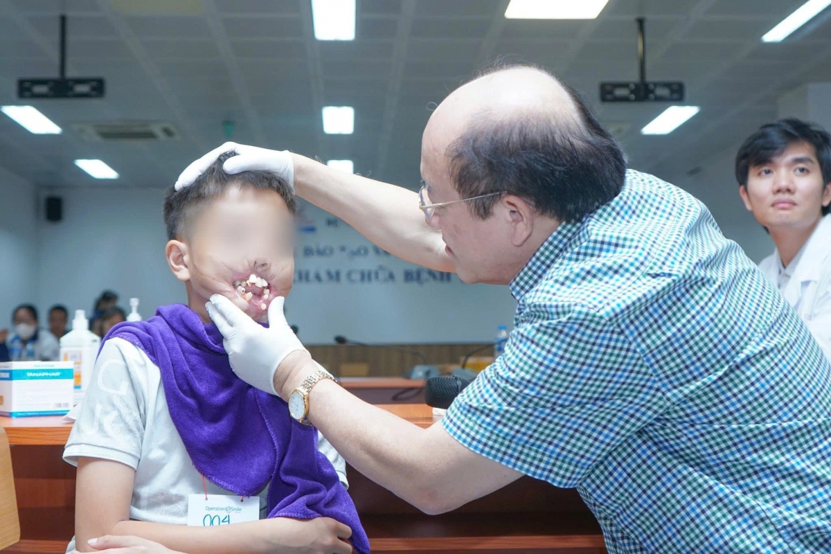 Phẫu thuật nụ cười cho bé trai “răng môi lẫn lộn, trộn vào nhau”