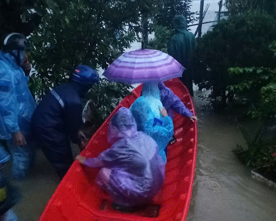 mưa lớn nước ngập nhiều hộ dân ở thị xã Đức phổ, quảng ngãi hình ảnh 6 mua lon nuoc ngap nhieu ho dan o thi xa Duc pho, quang ngai hinh anh 6
