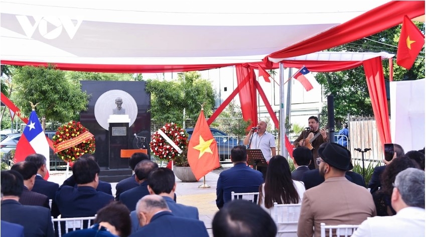 president luong cuong pays floral tribute to president ho chi minh in chile picture 9 president luong cuong pays floral tribute to president ho chi minh in chile picture 9
