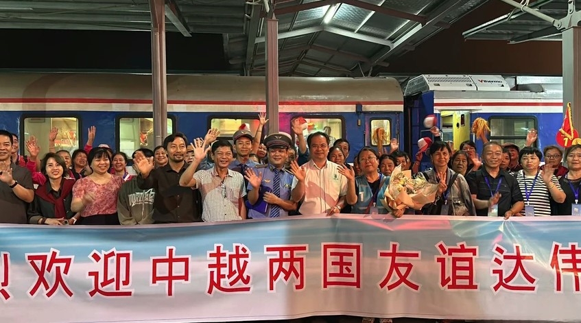 lao cai welcomes 400 chinese tourists via charter train picture 1