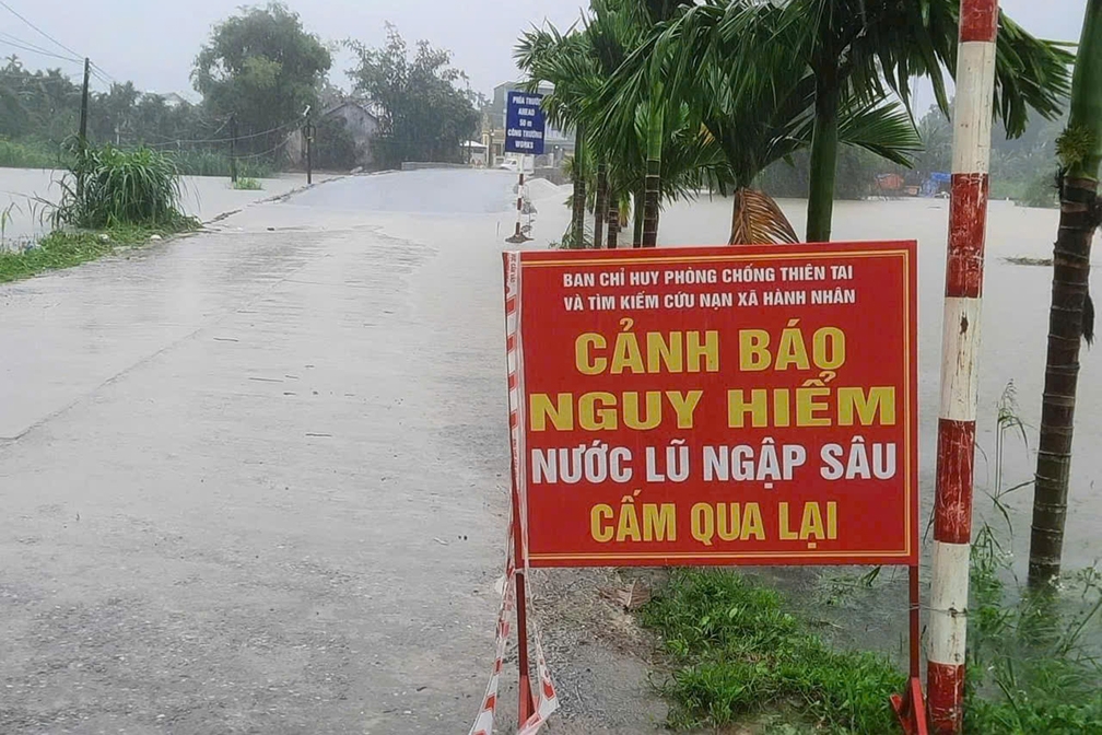 mưa lớn kéo dài gây sạt lở, chia cắt giao thông ở quảng ngãi hình ảnh 10 mua lon keo dai gay sat lo, chia cat giao thong o quang ngai hinh anh 10