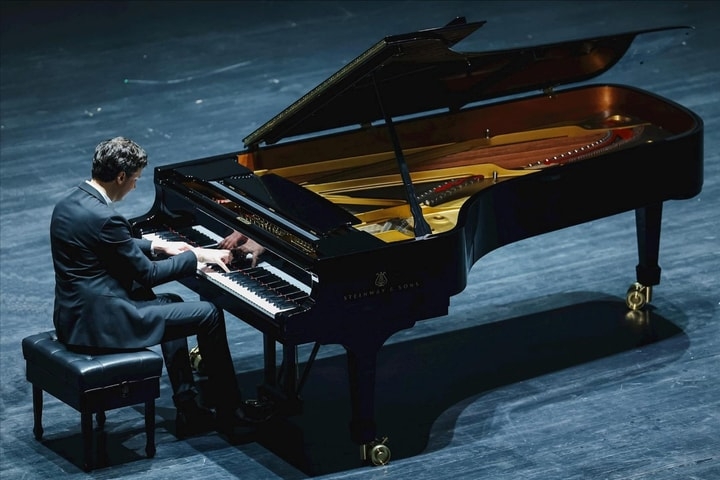 French pianist to host concert tour in Vietnam