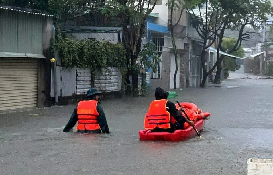 Đà nẵng mưa to, khu dân cư ngập nặng, ô tô mắc kẹt dưới bùn đất hình ảnh 12 Da nang mua to, khu dan cu ngap nang, o to mac ket duoi bun dat hinh anh 12