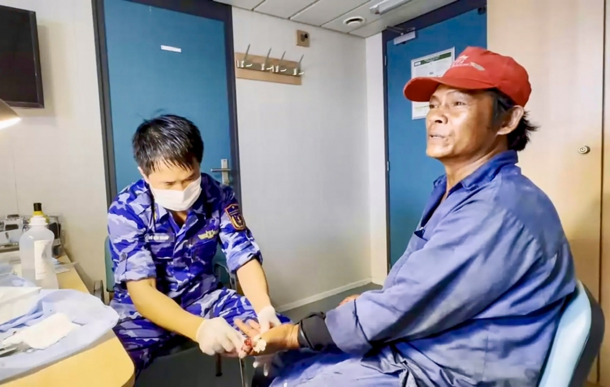 vung canh sat bien 3 cap cuu kip thoi ngu dan bi nan tren bien hinh anh 1