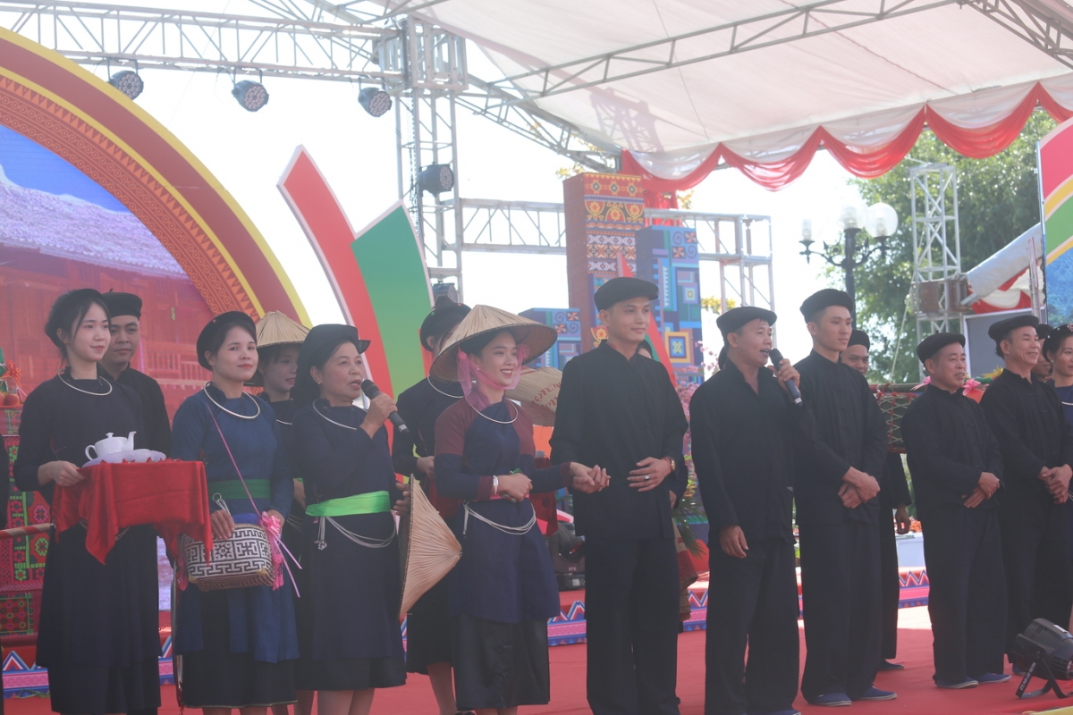 trình diễn trích đoạn lễ hội, nghi thức sinh hoạt văn hoá hình ảnh 3 trinh dien trich doan le hoi, nghi thuc sinh hoat van hoa hinh anh 3