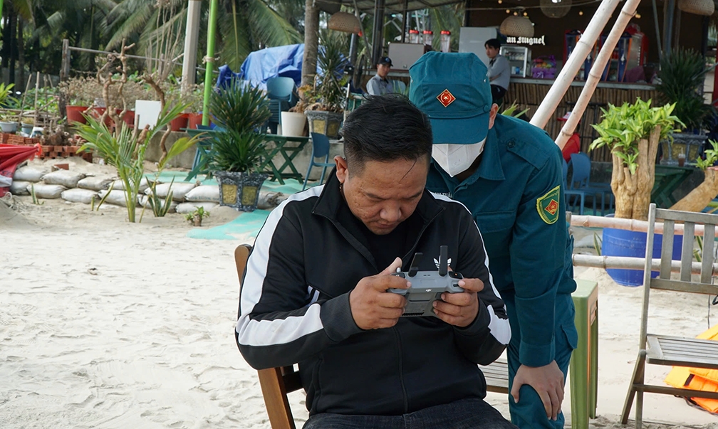 dùng flycam và ca nô tìm kiếm học sinh đi tắm biển mất tích hình ảnh 2 dung flycam va ca no tim kiem hoc sinh di tam bien mat tich hinh anh 2