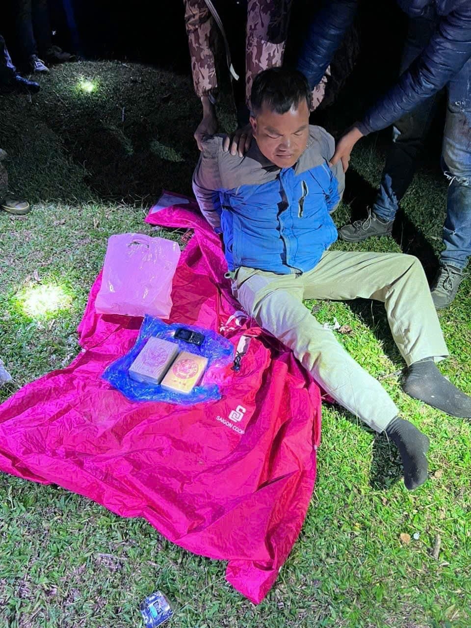 bắt đối tượng vận chuyển 3 bánh heroin ở cao bằng hình ảnh 1 bat doi tuong van chuyen 3 banh heroin o cao bang hinh anh 1