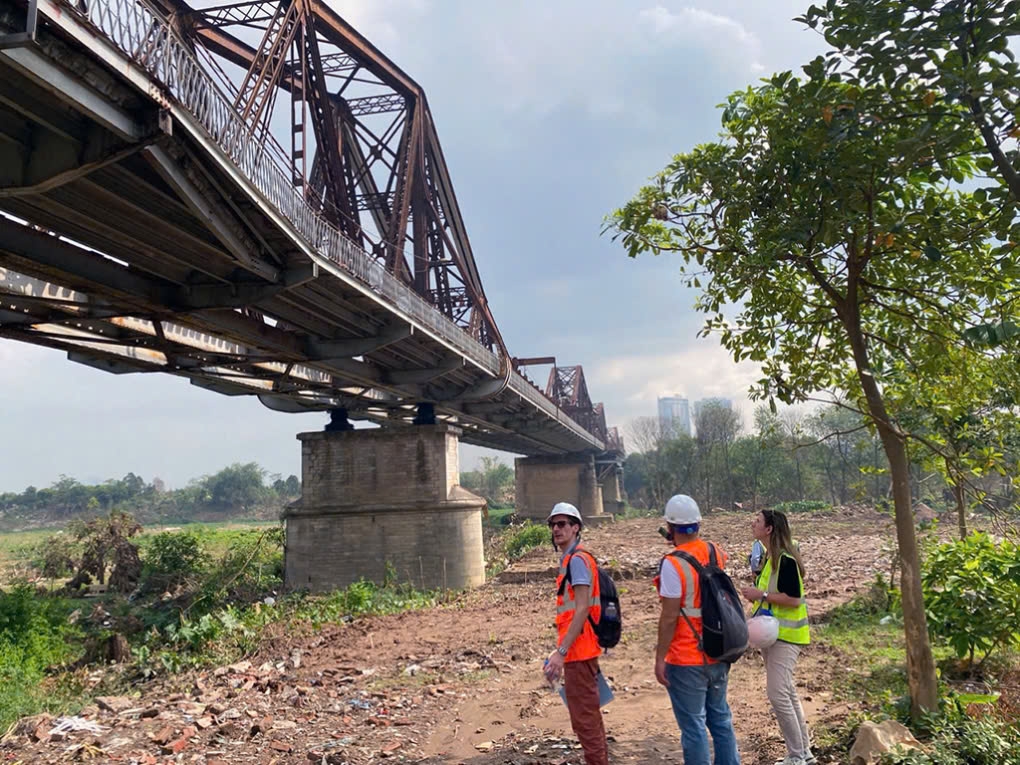 french experts work on long bien bridge restoration project picture 1 french experts work on long bien bridge restoration project picture 1