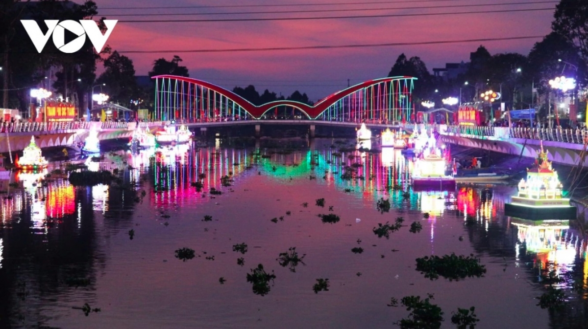 loi protip water lanterns and ca hau boat sparkle mekong delta river picture 1