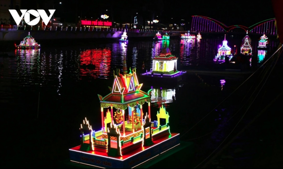 loi protip water lanterns and ca hau boat sparkle mekong delta river picture 10