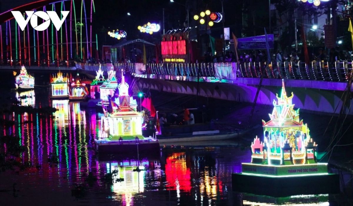 loi protip water lanterns and ca hau boat sparkle mekong delta river picture 2