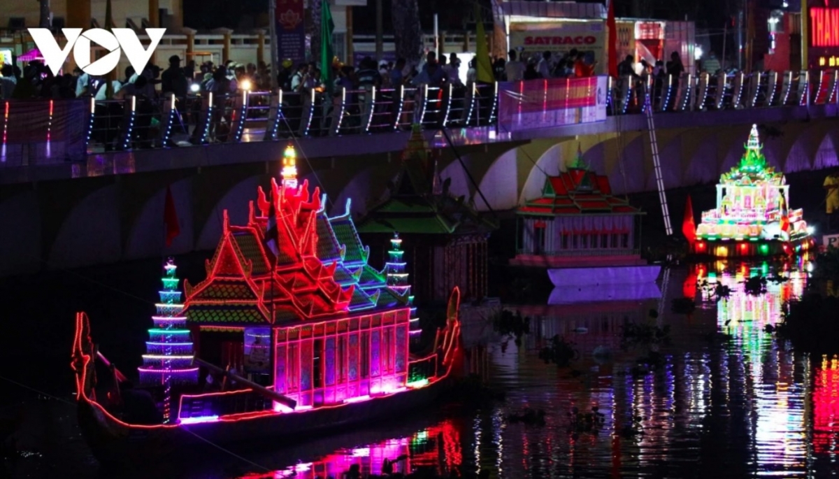 loi protip water lanterns and ca hau boat sparkle mekong delta river picture 3