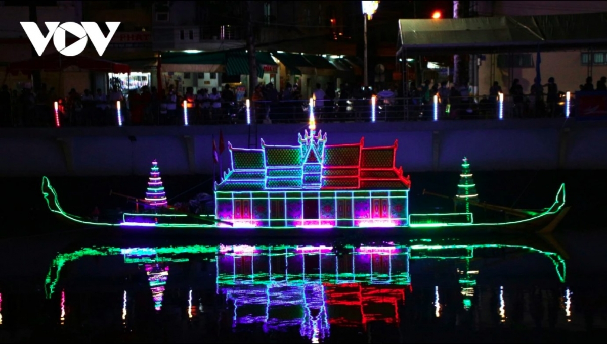 loi protip water lanterns and ca hau boat sparkle mekong delta river picture 7