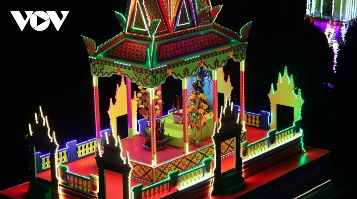 loi protip water lanterns and ca hau boat sparkle mekong delta river picture 8