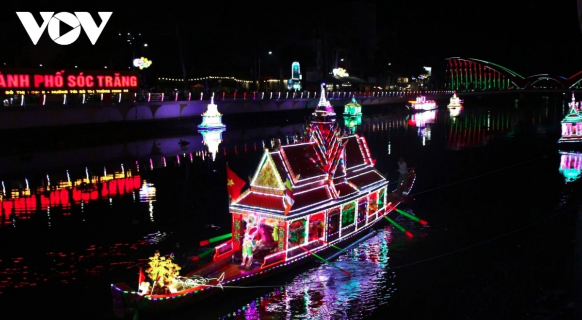 loi protip water lanterns and ca hau boat sparkle mekong delta river picture 9