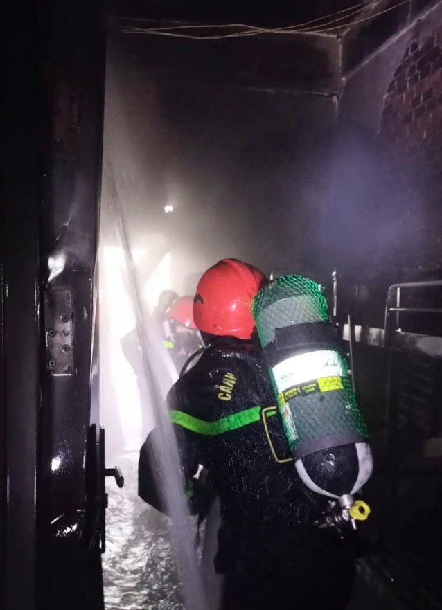 vietnamese firefighters assist cambodia in casino fire picture 2 vietnamese firefighters assist cambodia in casino fire picture 2