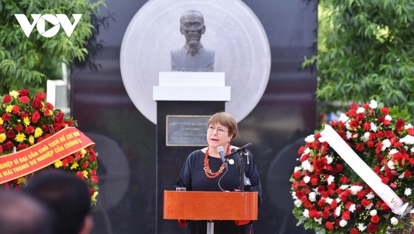 president luong cuong pays floral tribute to president ho chi minh in chile picture 4 president luong cuong pays floral tribute to president ho chi minh in chile picture 4