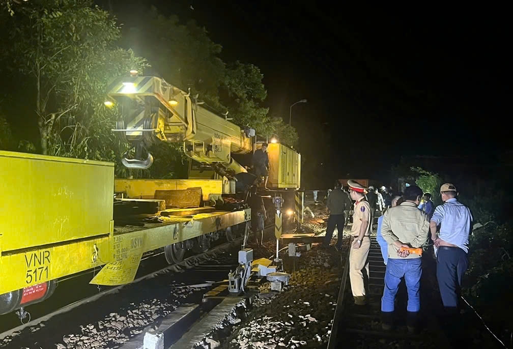 freight train derails, north-south railway paralyzed picture 1