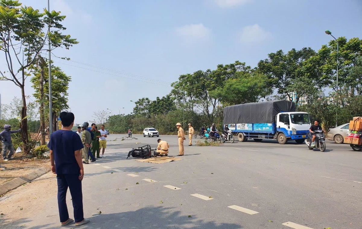 va cham voi xe tai, nguoi dan ong di xe may tu vong o Dai lo thang long hinh anh 1