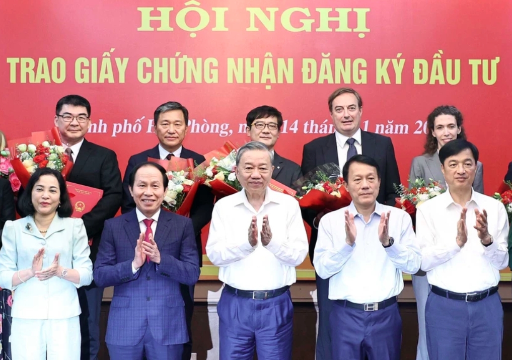 hai phong hands over investment certificates to 12 fdi projects picture 1