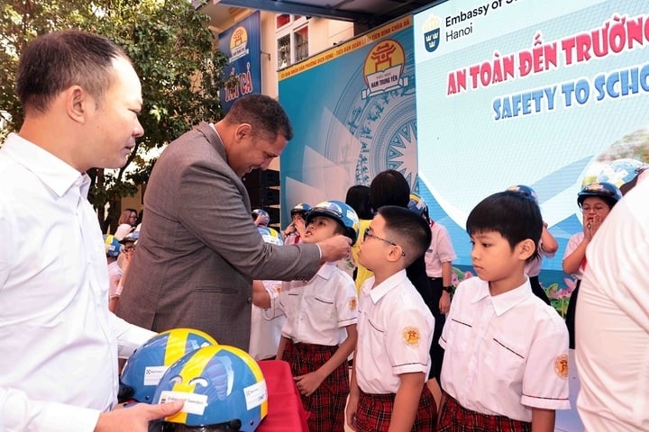 swedish embassy hands over 1,000 helmets to vietnamese children picture 1